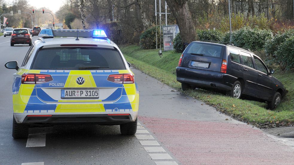 Unfall In Aurich: Sonne Blendet Fahrer - Auto Landet Im Graben ...