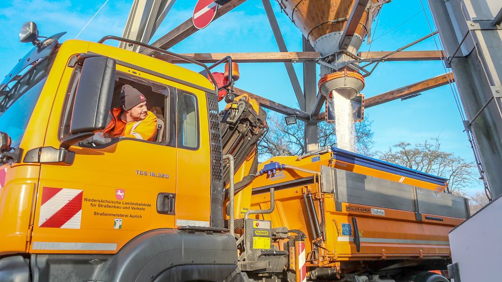 Ein Streu-Lkw wird aus dem Salzsilo der Auricher Landesstraßenmeisterei an der Leerer Landstraße befüllt. Foto: Romuald Banik