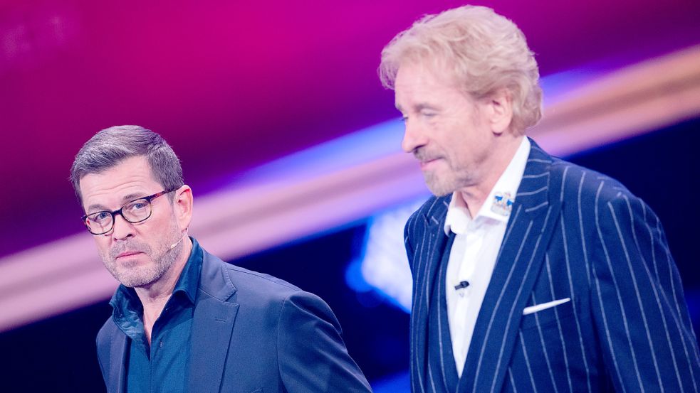 Karl-Theodor zu Guttenberg und Thomas Gottschalk moderierten am Sonntagabend den RTL-Jahresrückblick „Menschen, Bilder, Emotionen 2022“ - und sorgten gleich für mehrere unangenehme Momente. Foto: dpa/Rolf Vennenbernd