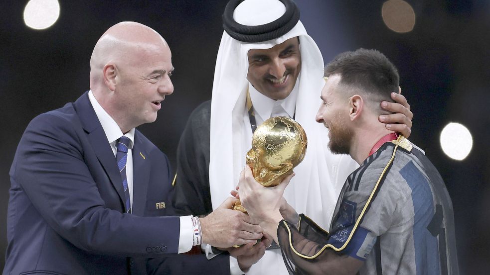 Zur Siegerehrung durch FIFA-Präsident hängte der Emir von Katar Superstar Lionel Messi ein edles Gewand, das traditionelle Bischt, um. Foto: Li Ming