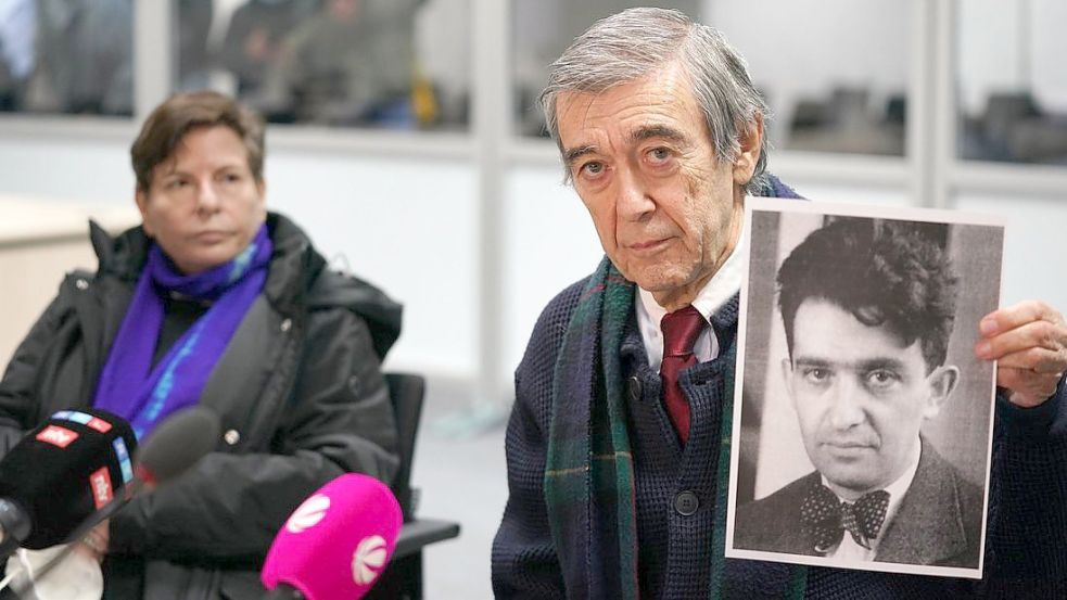 Josef Salomonovic im Gerichtssaal des Landgerichts Itzehoe: Bei seiner Zeugenaussage hatte er ein Foto seines im KZ Stutthof ermordeten Vaters dabei. Foto: Marcus Brandt/dpa-Bildfunk