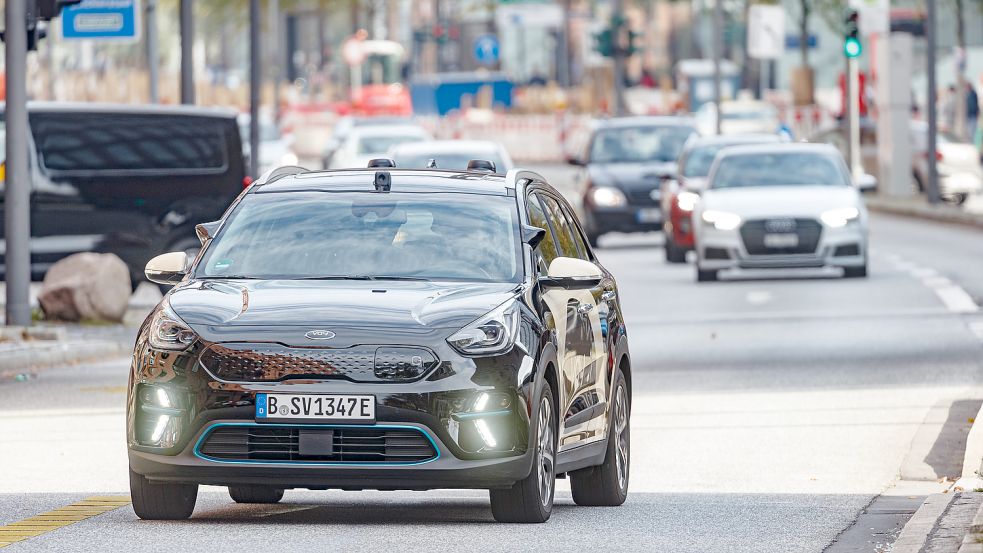 In Berlin und Hamburg wurde der Telefahr-Mobilitätsservice von Vay noch mit Sicherheitsfahrer im Auto getestet. Ab 2023 soll der Dienst ohne Sicherheitsfahrer in Hamburg starten. Foto: dpa/Markus Scholz