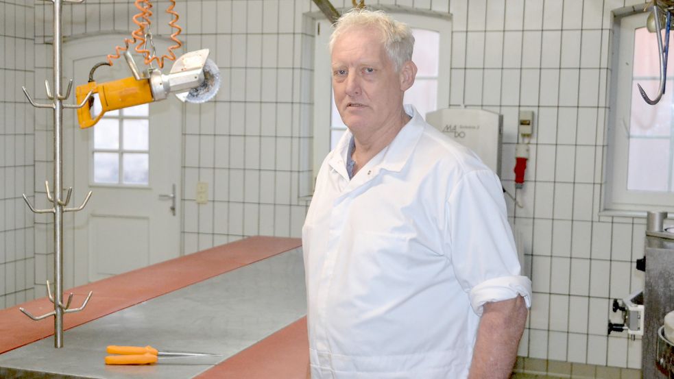 Fleischermeister Erwin Weber im Zerlegeraum seines stillgelegten Betriebs in Westersander. Foto: Aiko Recke