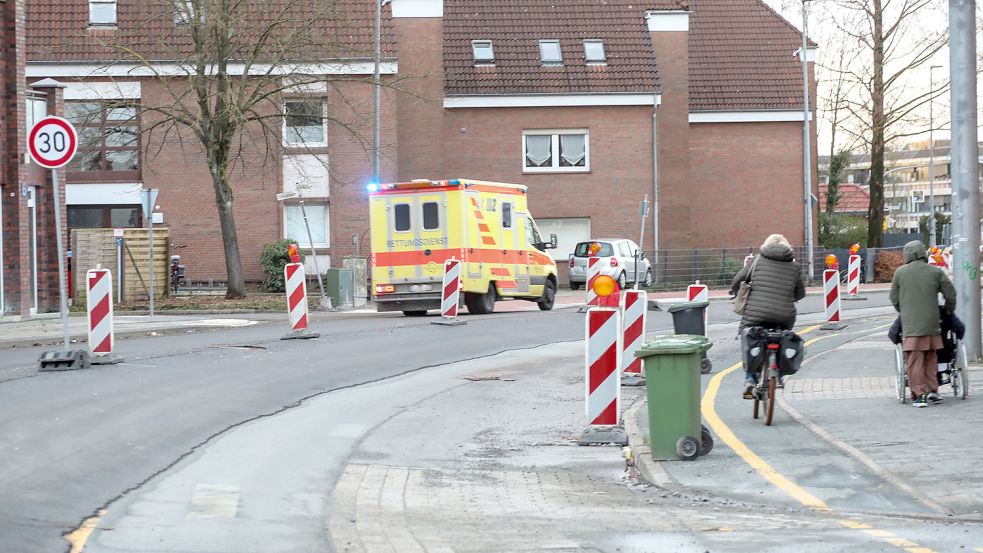 Ein Rettungswagen fährt im Januar auf dem bereits sanierten Teil der Fockenbollwerkstraße. Foto: Romuald Banik
