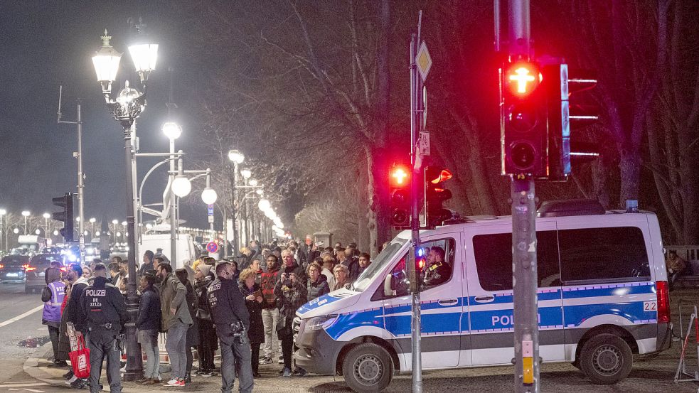 In der Silvesternacht war es vor allem in Berlin zu massiven Auseinandersetzungen zwischen Passanten und der Polizei gekommen. Foto: dpa/Christophe Gateau