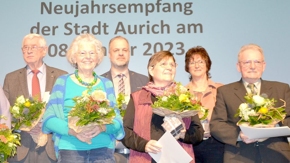 Josef Antony, Almut Hübner-Barghoorn, Matthias Caspers (Geschäftsführer Diakonie, stellvertretend für Ernst Kuntner), Monika Sobek, Agnes Höger Friedrichs und Arend Decker wurden beim Neujahrsempfang der Stadt Aurich für ihr ehrenamtliches Engagement in der Stadt geehrt. Foto: Franziska Otto