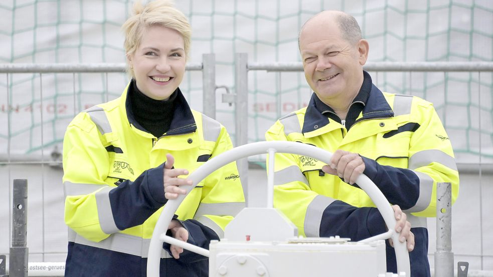 Manuela Schwesig und Olaf Scholz bei der offiziellen Inbetriebnahme des LNG-Terminals Deutsche Ostsee im Industriehafen Lubmin. Foto: www.imago-images.de