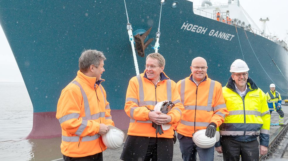 Die „Höegh Gannet“ traf am Freitagmorgen im Brunsbütteler Elbehafen ein, wo sie von viel Prominenz um Vizekanzler Robert Habeck, Ministerpräsident Daniel Günther und dem Kieler Energiewendeminister Tobias Goldschmidt empfangen wurde. Foto: Michael Ruff