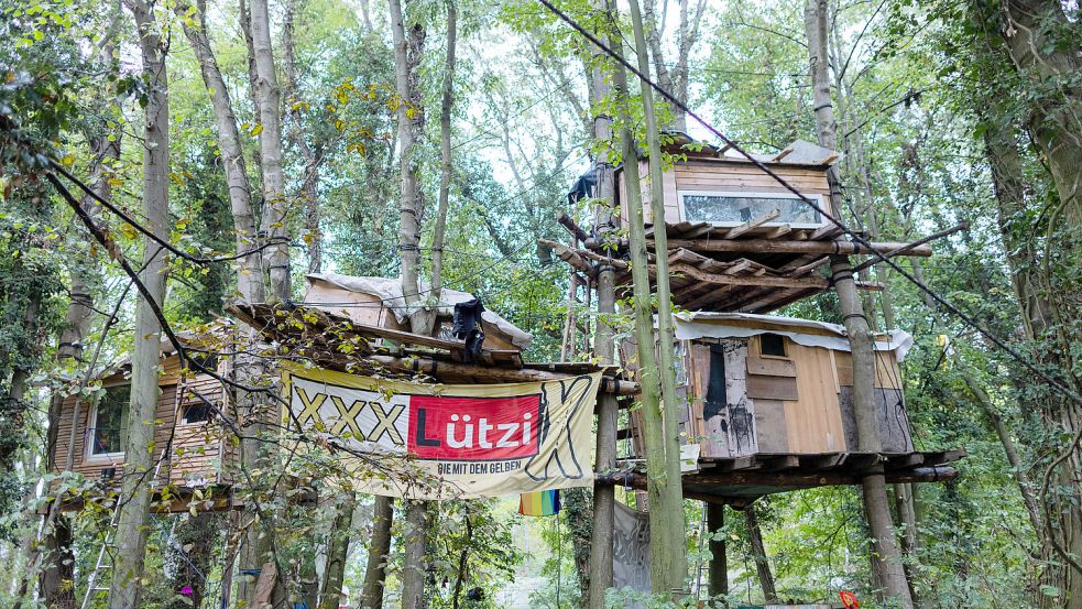 Baumhäuser im Protestcamp von Umweltaktivisten: Das Dorf Lützerath, dass aus letzten ehemaligen Wohnhäusern, Holzhütten, Wohnwagen und Baumhäusern bestand, befand sich unmittelbar an der Abrisskante des Braunkohletagebaus Garzweiler II von RWE. Foto: dpa