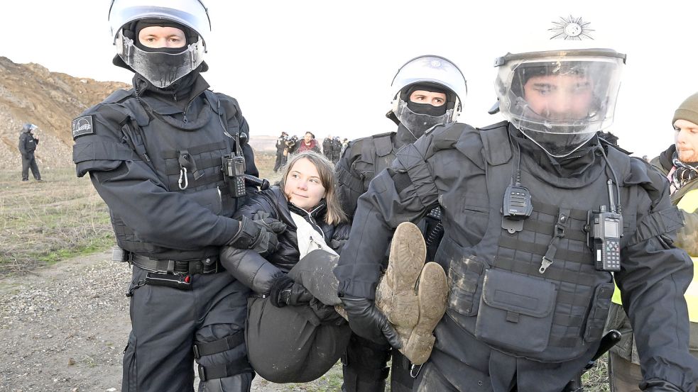 Auch Greta Thunberg war in Lützerath. Sie musste von Polizisten weggetragen werden. Foto: dpa/Roberto Pfeil