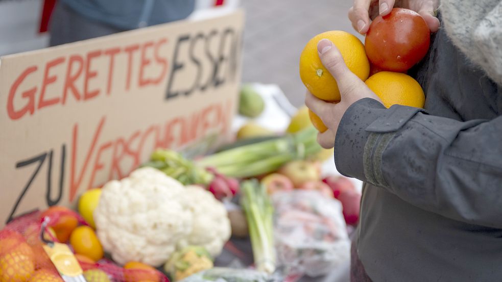 Lebensmittelrettung: Weggeworfenes Essen wird auf der Straße verschenkt. Foto: picture alliance/dpa/Monika Skolimowska (Symbolbild).