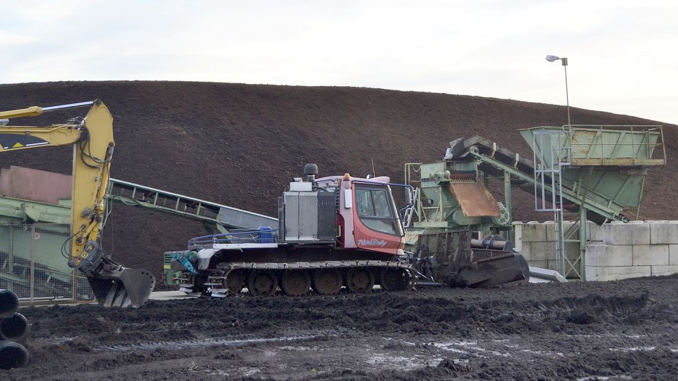 Weiterhin im Einsatz: Maschinen für den Torfabbau in Wiesmoor-Marcardsmoor.Foto: Aiko Recke