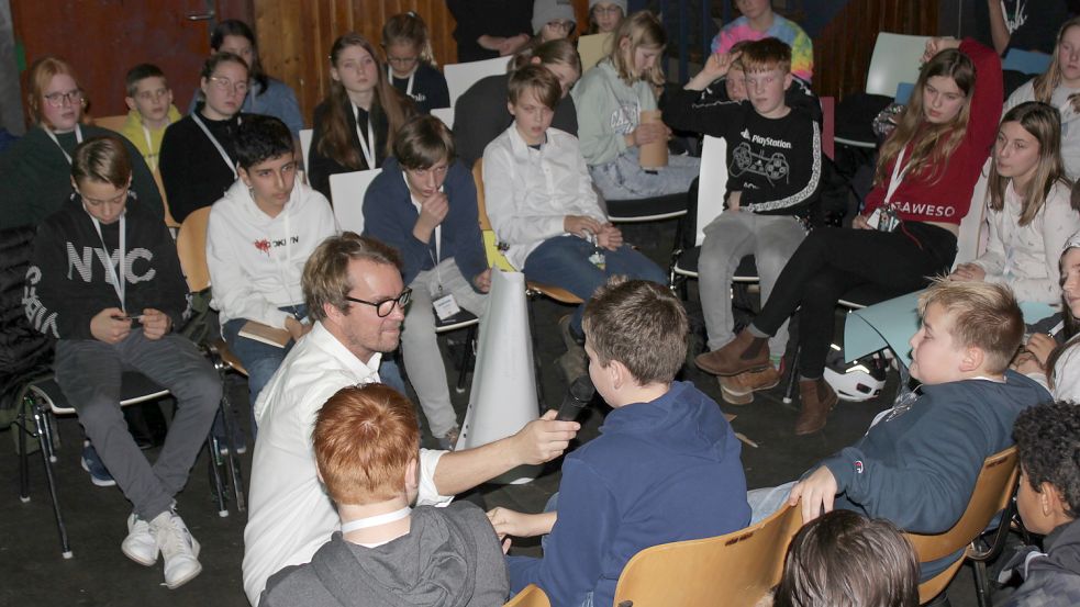 Moderator Maik Peyko hat die Kinder und Jugendlichen beim ersten Jugendforum vor der Abstimmung ihre Fragen stellen lassen.