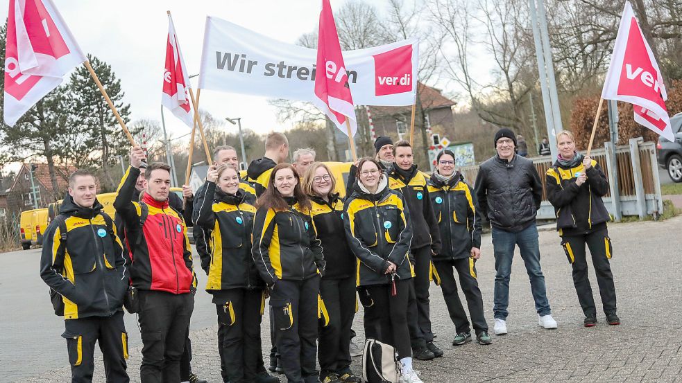 Am Freitagmorgen versammelten sich insgesamt rund 20 Beschäftigte der Deutschen Post am Zustellstützpunkt Aurich. Foto: Romuald Banik