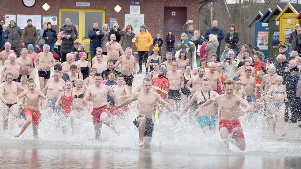 Vom Ufer aus verfolgten zahlreiche Schaulustige das kollektive Bad im kalten See. Foto: Thomas Dirks