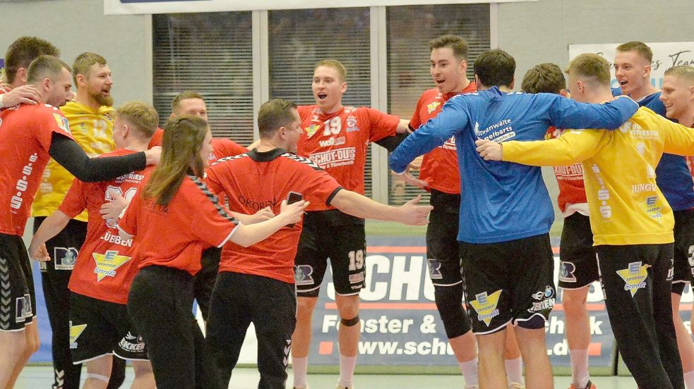 Im Jubelkreis feierten die OHV-Spieler den knappen Sieg gegen den Stralsunder HV. Fotos: Bernd Wolfenberg