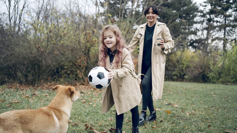 Einen Familienhund für ein paar Monate aufnehmen: Ist es sinnvoll, Tiere zu mieten? Foto: IMAGO IMAGES/Westend61