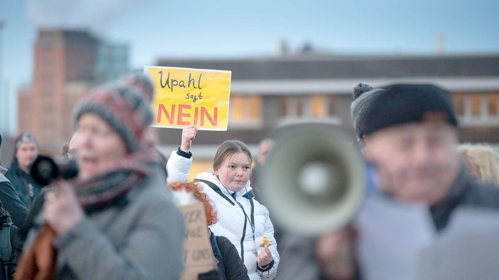 Der angekündigte Bau einer Flüchtlingsunterkunft in Upahl (LK NWM) sorgt für Protest. Während in Wismar der Kreistag am Donnerstag diskutierte, versammelten sich vor dem Gebäude 80 Menschen, um gegen die Errichtung zu protestieren. Foto: (c)Volker_Bohlmann