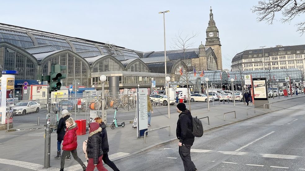 Blick von der Kirchenallee auf den Hamburger Hauptbahnhof. Foto: Guido Behsen