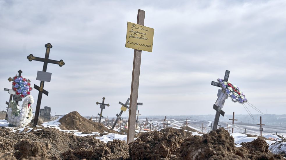 Das Sterben geht weiter: Frische Gräber am Rande der umkämpften Stadt Bachmut. Foto: picture alliance/dpa/AP