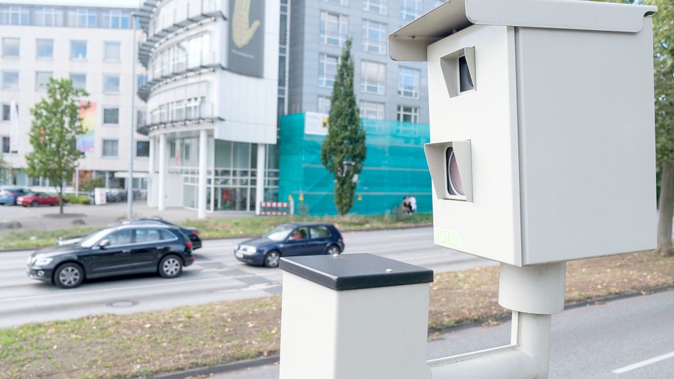 Städte und Landkreise in Niedersachsen nahmen im vergangenen Jahr Millionen mit Verkehrsverstößen ein. Foto: Ole Spata/dpa