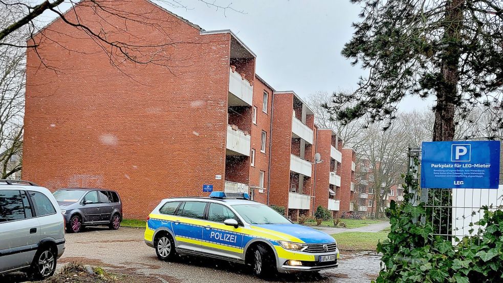 Die Brandermittler der Polizei waren am Freitag vor Ort, um nach der Brandursache in der Ufke-Cremer-Straße in Norden zu suchen. Foto: Rebecca Kresse