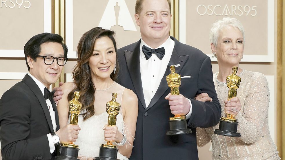 Vier Gewinner der Oscars 2023 (von links): Ke Huy Quan, Michelle Yeoh, Brendan Fraser und Jamie Lee Curtis mit ihren Trophäen. Foto: dpa/Invision/Jordan Strauss