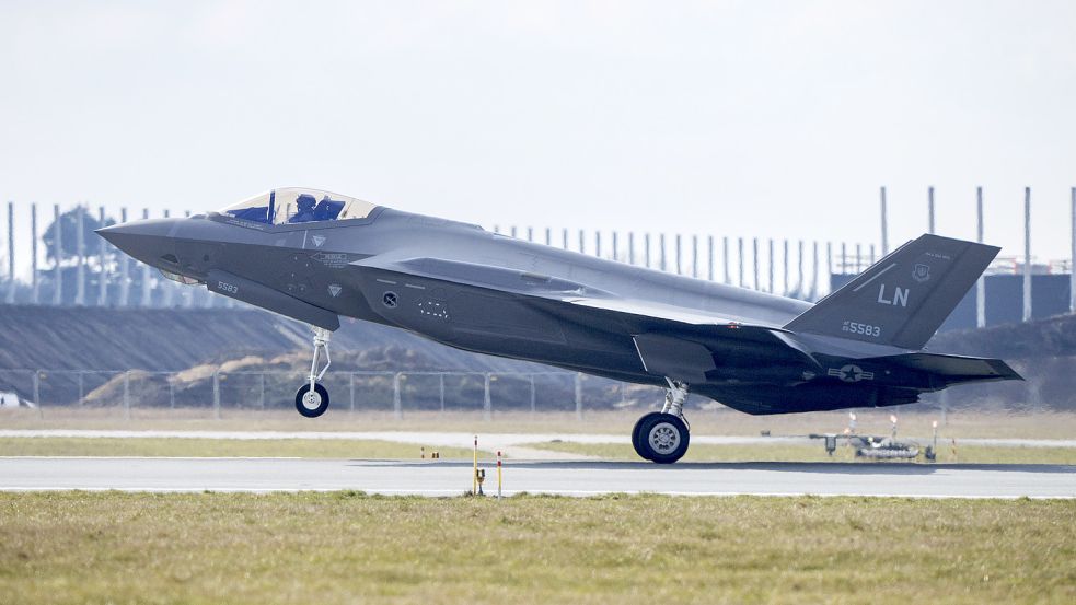 Teile vom Kampfflugzeug vom Typ F-35 werden künftig in Deutschland gefertigt. Mehrere Bundesländer hoffen auf das Millionengeschäft. Foto: Bo Amstrup/dpa