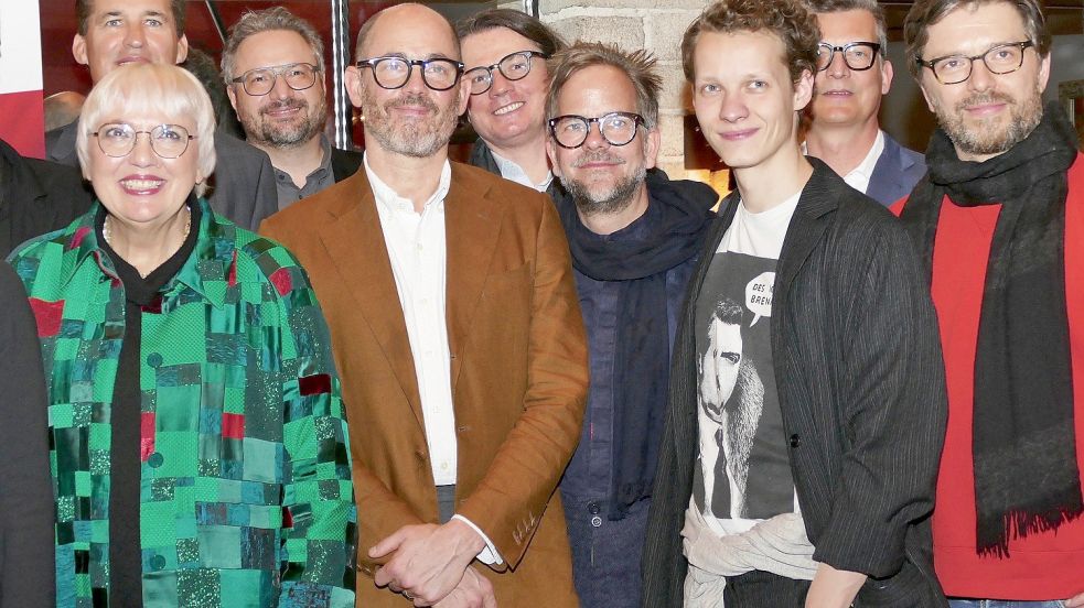 Deutscher Filmerfolg ohne deutsche Fördermittel: Claudia Roth und das Team der Netflix-Produktion „Im Westen nichts Neues“, Regisseur Edward Berger (vorne, 2.v.l) und Hauptdarsteller Felix Kammerer (r). Foto: dpa/Barbara Munker