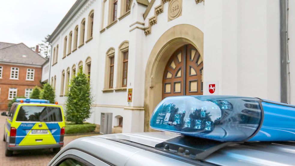 Vor dem Landgericht im Auricher Schloss startet der Prozess. Foto: Romuald Banik