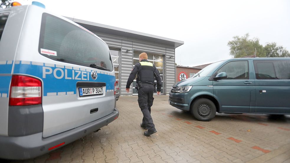 Die Polizei ermittelte, nachdem das Verschwinden der Feuerwehrfahrzeuge am Morgen des 27. September 2022 entdeckt worden war. Foto: Romuald Banik