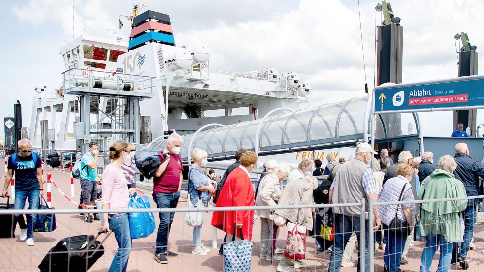 Viele Insel-Urlauber, wie hier am Frisia-Fährterminal in Norddeich, werden am Montag wohl auf das Auto umsteigen. Foto: DPA