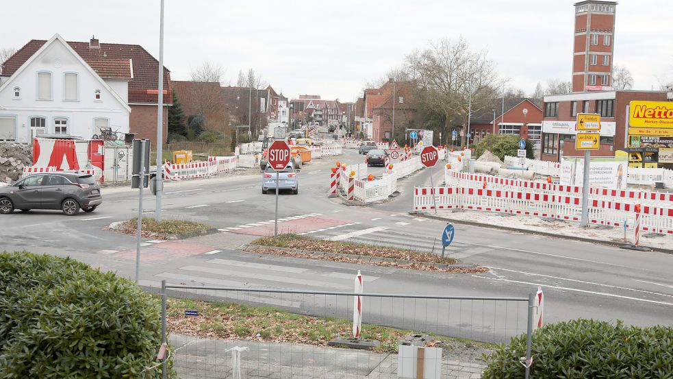 Bislang stößt die Wallinghausener Straße (rechts im Bild) in einer T-Kreuzung auf die Fockenbollwerkstraße/Egelser Straße. Dort wird nun ein Kreisverkehr gebaut. Foto: Romuald Banik