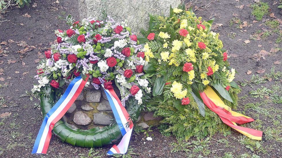 Am Gedenkstein mit den Namen der im Arbeitslager Brockzetel ums Leben gekommenen Niederländer liegen Kränze in den deutschen und niederländischen Nationalfarben. Foto: Gerd-Arnold Ubben