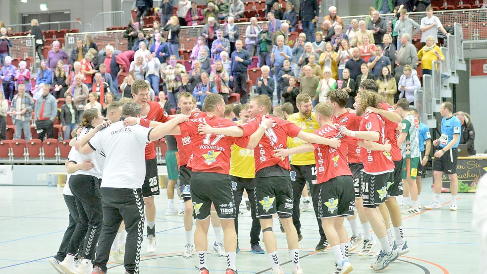 Den Sieg gegen die TSV Burgdorf II im letzten Spiel der Saison feierte die Mannschaft des OHV Aurich im Jubelkreis. Fotos: Bernd Wolfenberg