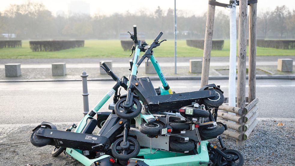 Ein Haufen E-Scooter, nicht fachgerecht abgestellt im im Berliner Regierungsviertel. In Paris sollen Bilder wie dieses bald der Vergangenheit angehören. Foto: picture-alliance/dpa/Bernd von Jutrczenka