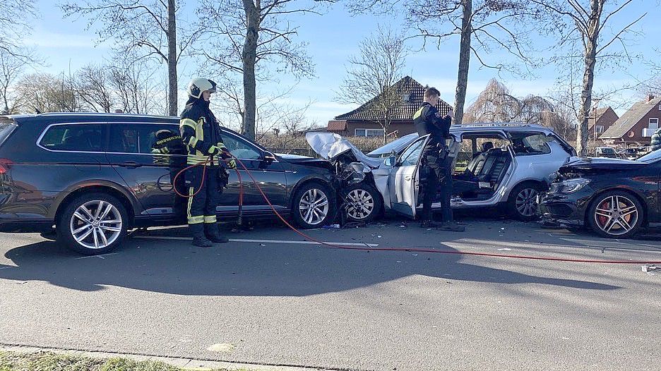 Der Fahrer des entgegenkommenden Fahrzeuges wurde laut Polizei eingeklemmt. Foto: Holger Janssen