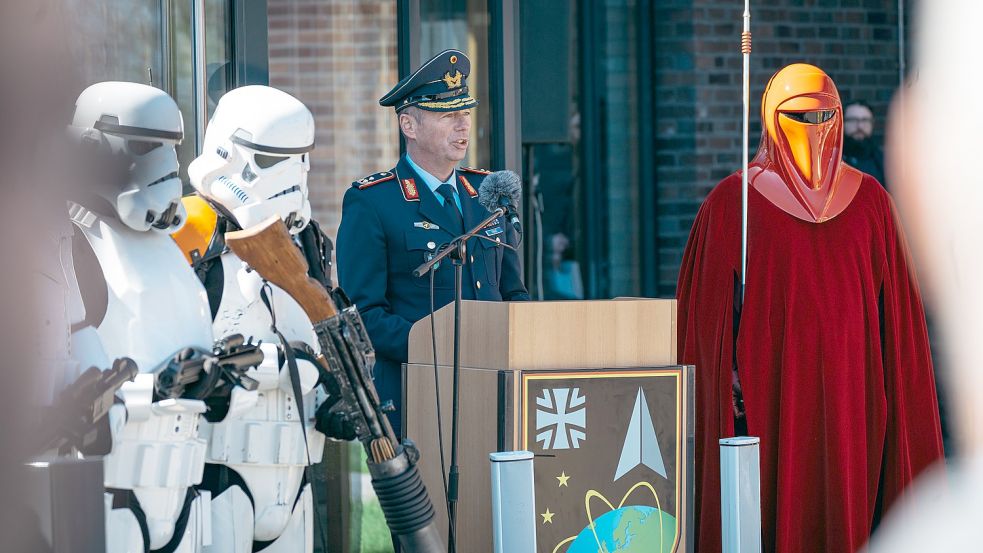 Generalmajor Michael Traut eröffnet das Weltraumkommando der Bundeswehr umringt von Stormtroopern. Foto: Bundeswehr-Mediathek