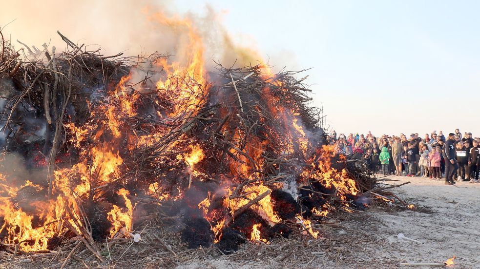 Im Jahr 2022 lockte das Osterfeuer am Meer in Norddeich mehr als 3000 Besucher an. Foto: privat