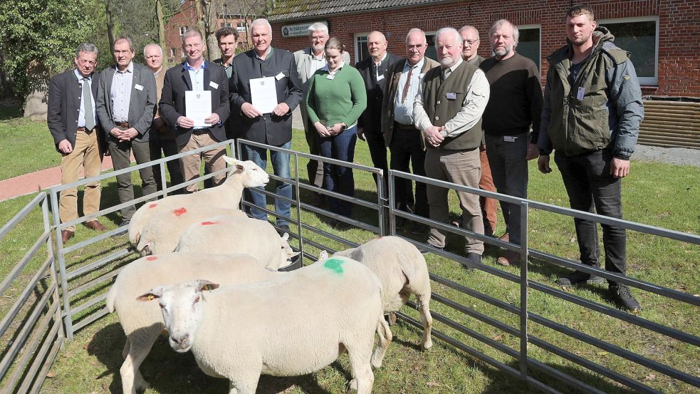 Elf Küstenjägerschaften und zwei Landesverbände unterzeichneten am Gründonnerstag ihr Positionspapier im Sandhorster Krug. Foto: Romuald Banik