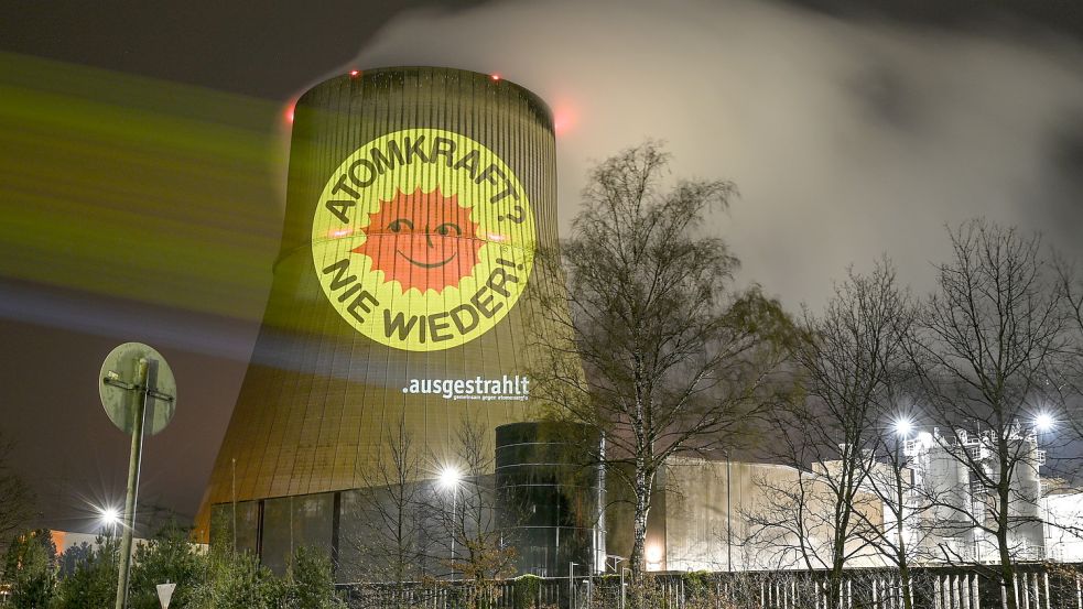 Anti-Atom-Aktivisten projizierten eine große Anti-Atom-Sonne auf den Kühlturm des Atomkraftwerkes Emsland in Lingen.Foto: DPA