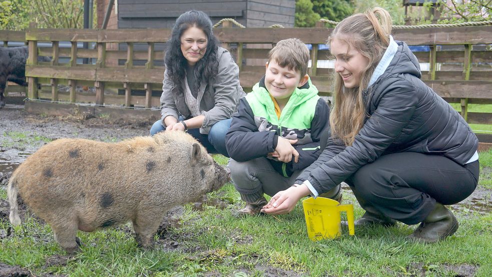 Sohn Marek und Tochter Marina sind genauso begeistert von den Tieren wie ihre Mutter Janina Springer (links). Foto: Hagewiesche