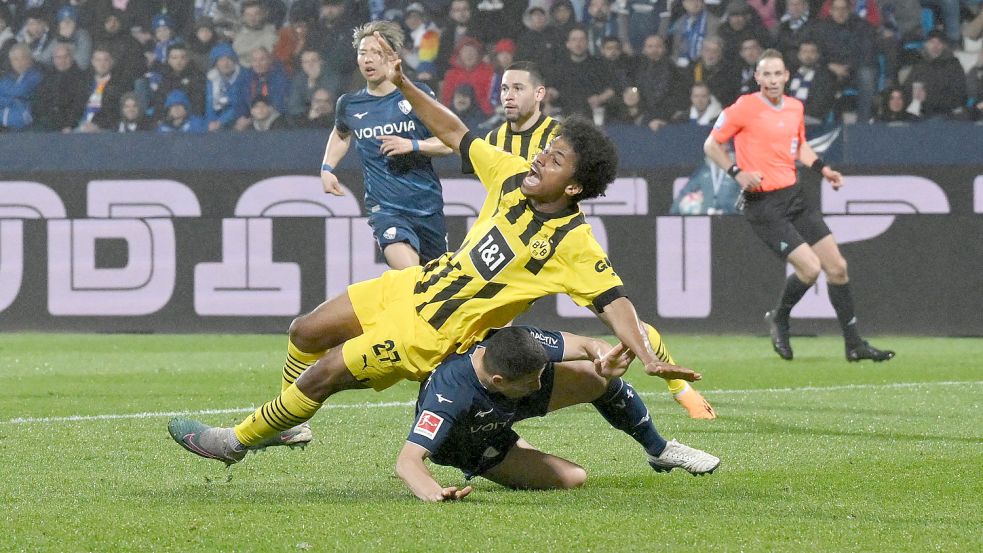 Der vieldiskutierte Zweikampf: Danilo Soares (VfL Bochum) gegen Karim Adeyemi (Borussia Dortmund). Schiedsrichter Sascha Stegemann im Hintergrund. Foto: www.imago-images.de