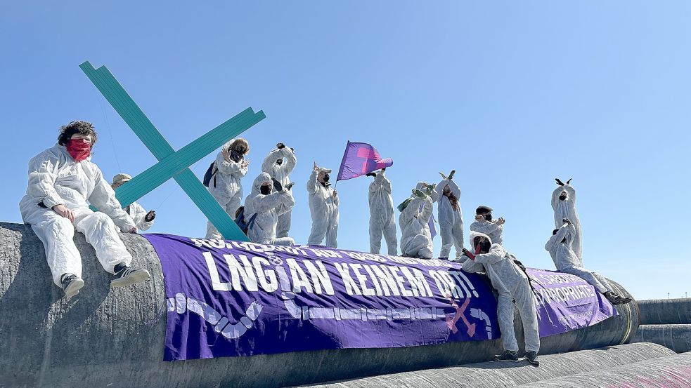 Aktivisten des Aktionsbündnisses Ende Gelände besetzen Rohre im Hafen Mukran als Protest gegen das LNG-Terminal. Foto: The Brake