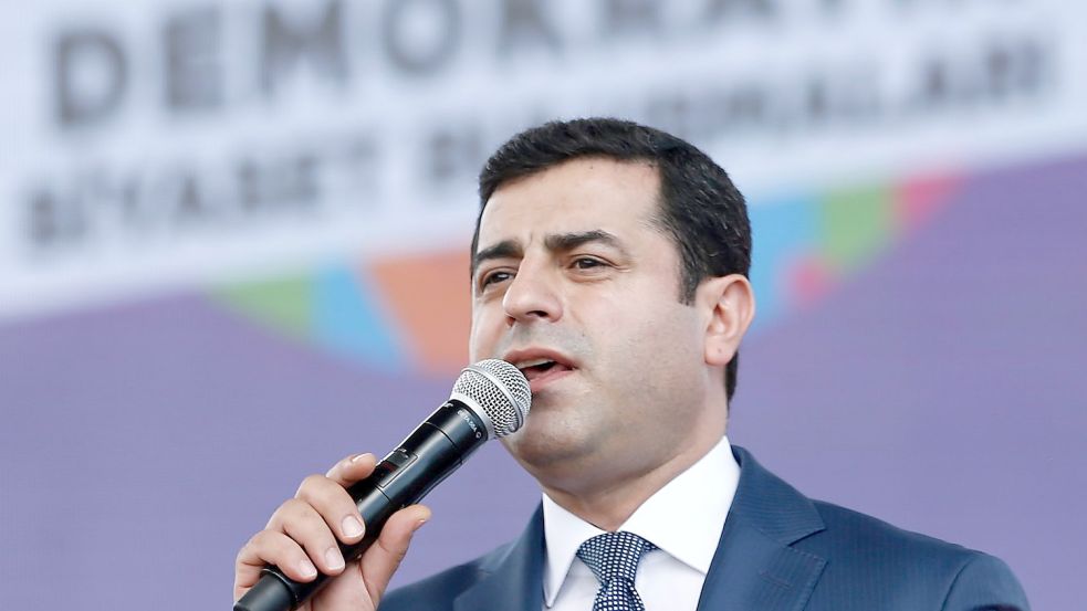 Selahattin Demirtas bei einer Kundgebung 2016. Seit Jahren sitzt er nun schon im Gefängnis. Foto: dpa/EPA/Sedat Suna