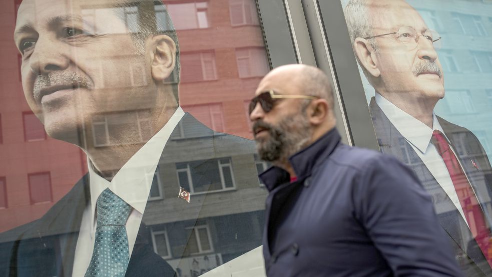 Recep Tayyip Erdogan (linkes Plakat) und Kemal Kilicdaroglu (rechtes Plakat) werfen sich gegenseitig unfaire Mittel im Wahlkampf vor. Foto: dpa/AP/Emrah Gurel