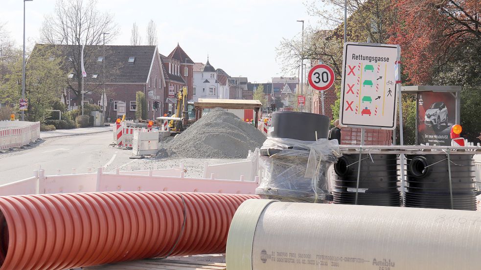 Material lagert an der Baustelle in der Fockenbollwerkstraße. Foto: Heino Hermanns