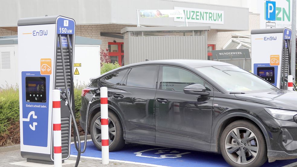 Die neuen Ladesäulen am Auricher Dreekamp. Foto: Romuald Banik