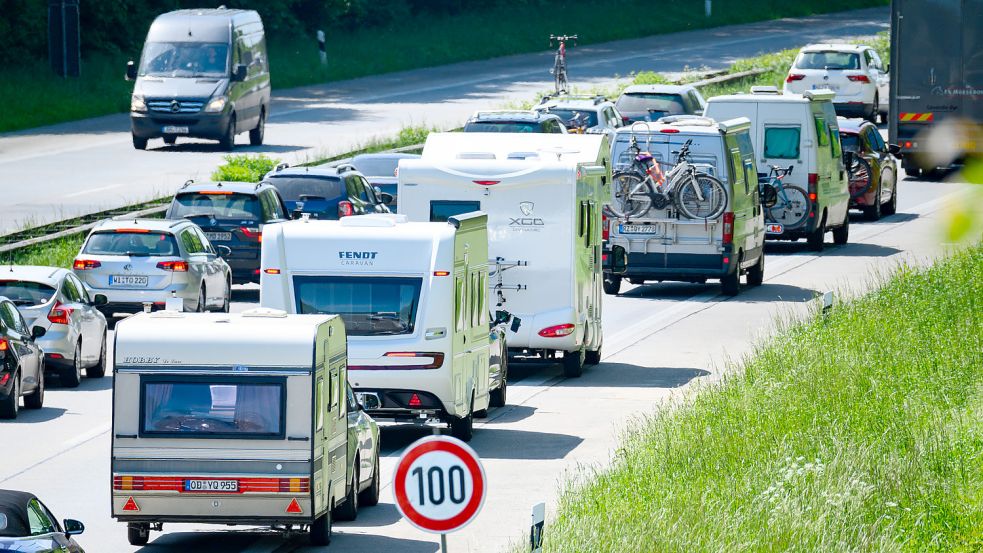 Der ADAC hat für das kommende Wochenende viele Staus prognostiziert. Foto: dpa/Jonas Walzberg