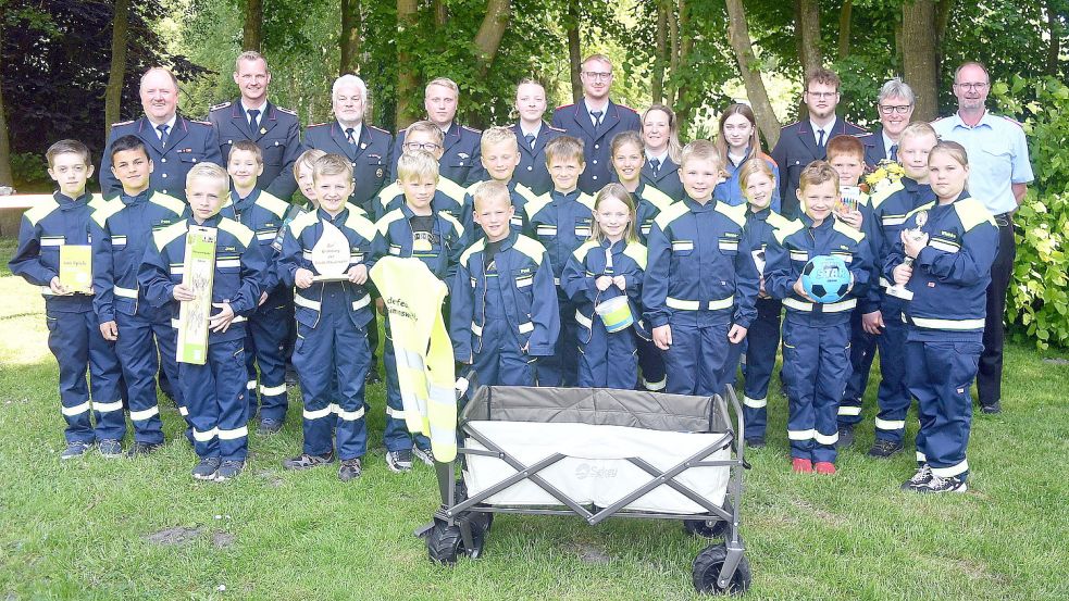 Gruppenbild mit dem Betreuerstab und der Führung der neugegründeten Kinderfeuerwehr Simonswolde. Fotos: Gerd-Arnold Ubben